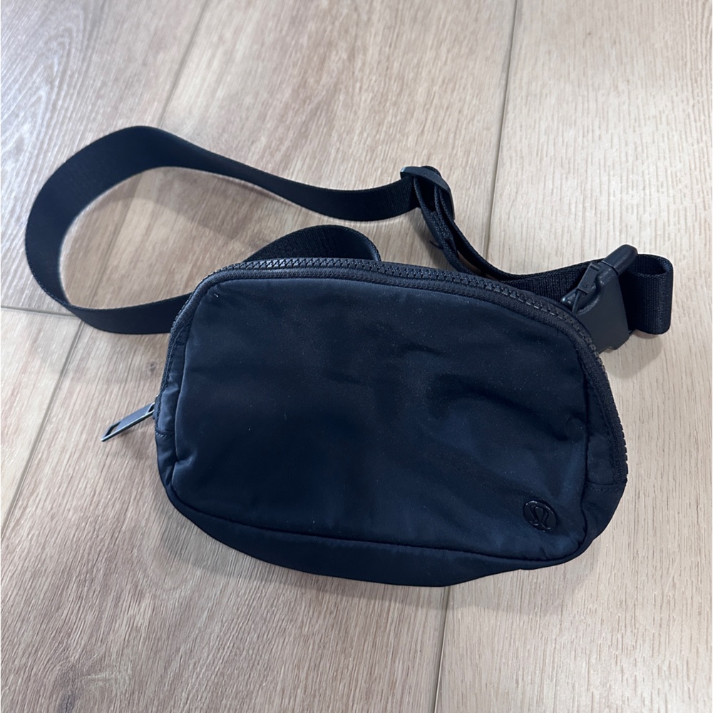 Lululemon Everywhere Belt Bag